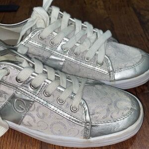 G BY GUESS SILVER SPARKLY ALL OVER PRINT SNEAKERS • like new • size 7.5 •